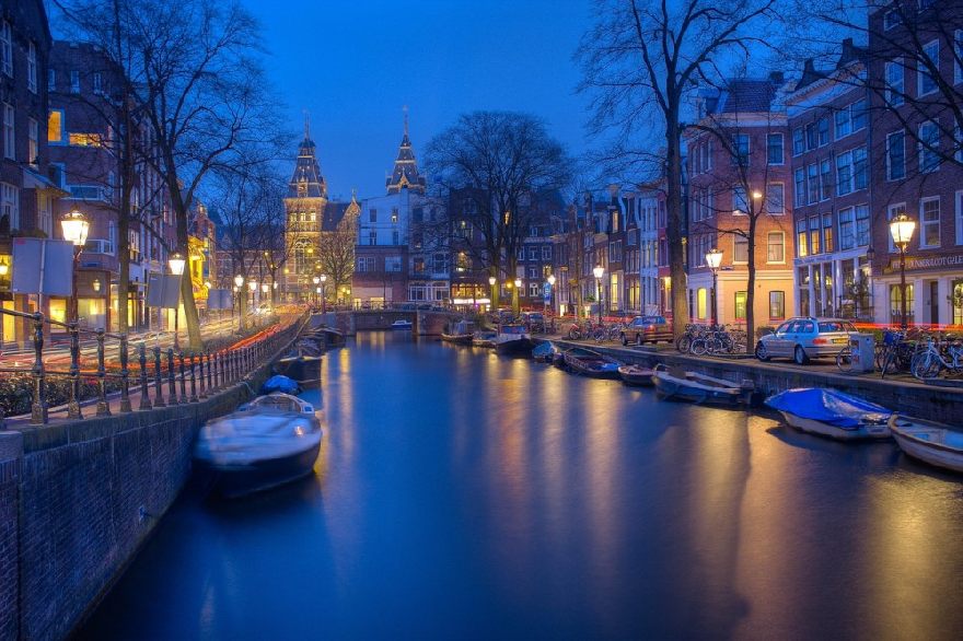 Amsterdam mit Kanal in der Dämmerung.
