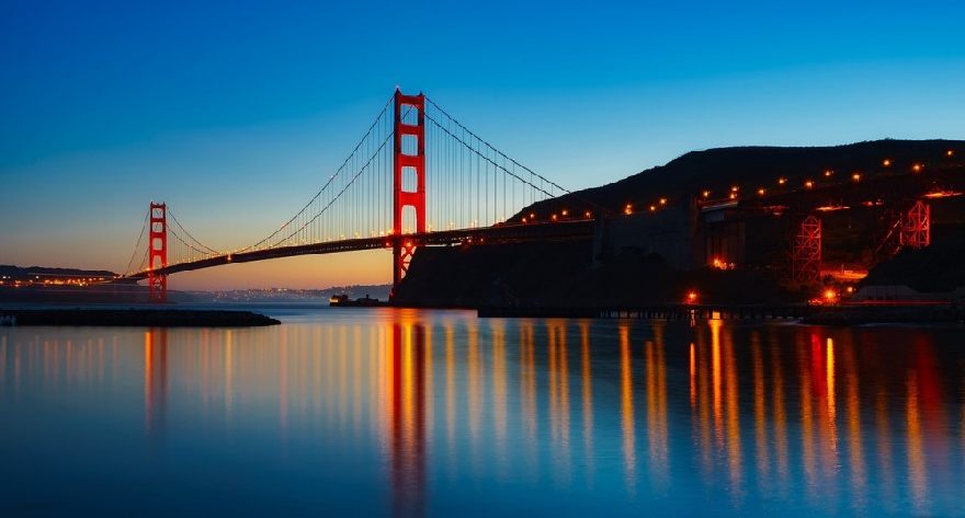 Golden Gate Br & Uuml; Um de San Francisco en el D & Auml; Mmerung